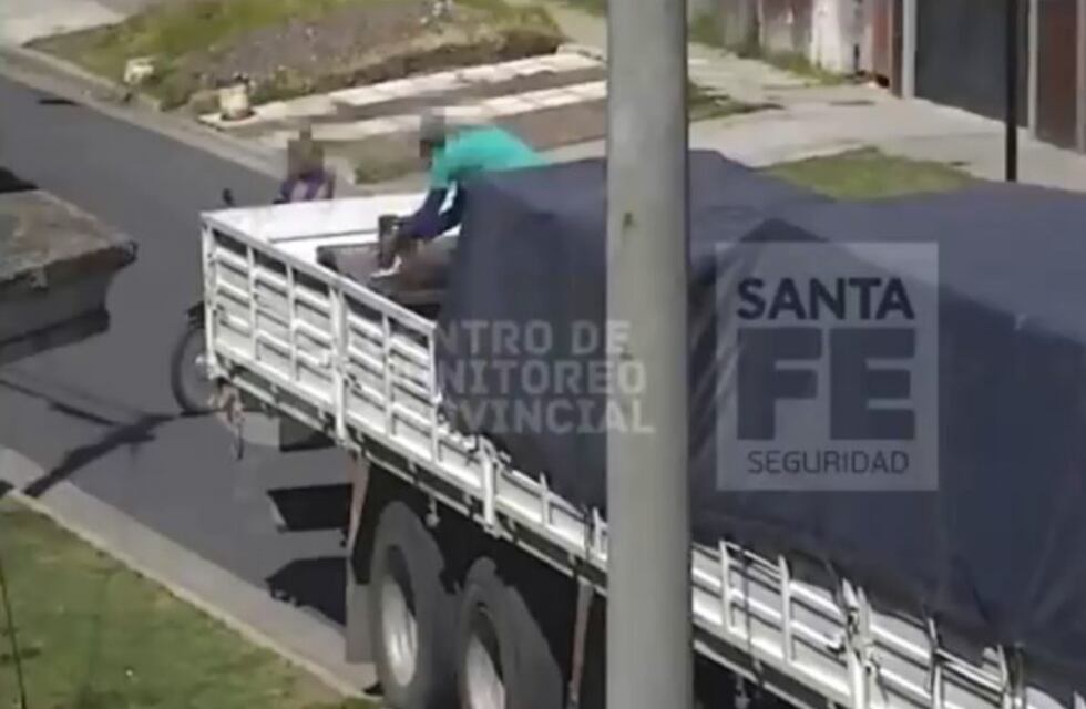 Las cámaras los grabaron infraganti saqueando un camión y terminaron detenidos