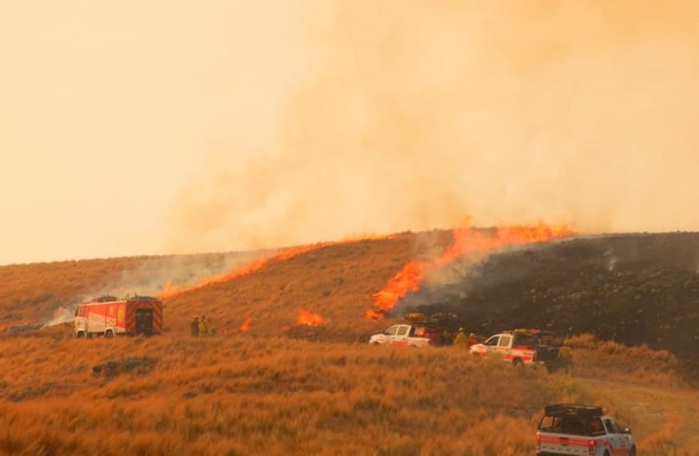 Otra jornada infernal en las sierras cordobesas: bomberos continúan luchando contra incendios