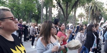 Con cacerolas, silbatos y otros elementos salieron a hacer ruido a la calle en contra de los aumentos