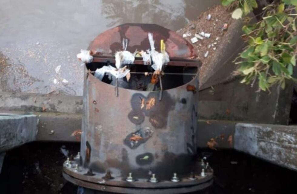 Tras la lluvia, la basura volvió a invadir la costa de Viedma