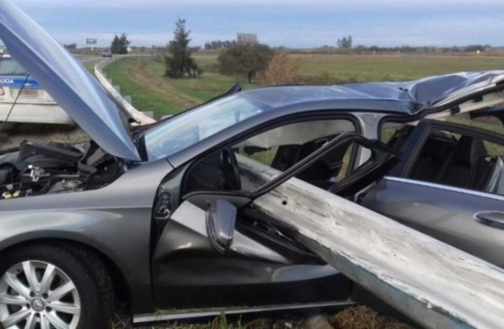 Un Mercedes Benz que despistó en la autopista terminó atravesado por el guardarrail