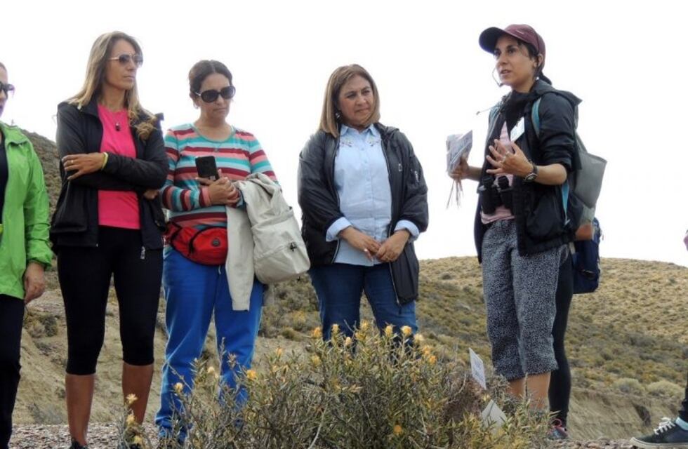 En la caminata guiada se observaron decenas de especies autóctonas de flora