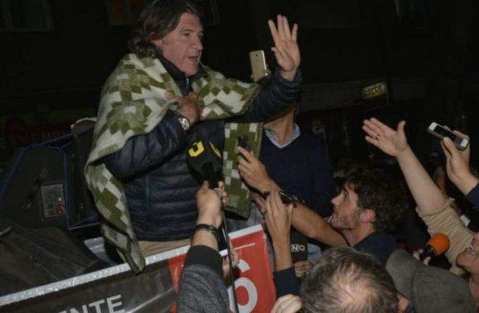 Ramón entra al Congreso y festeja el batacazo arriba de la "Ramoneta"