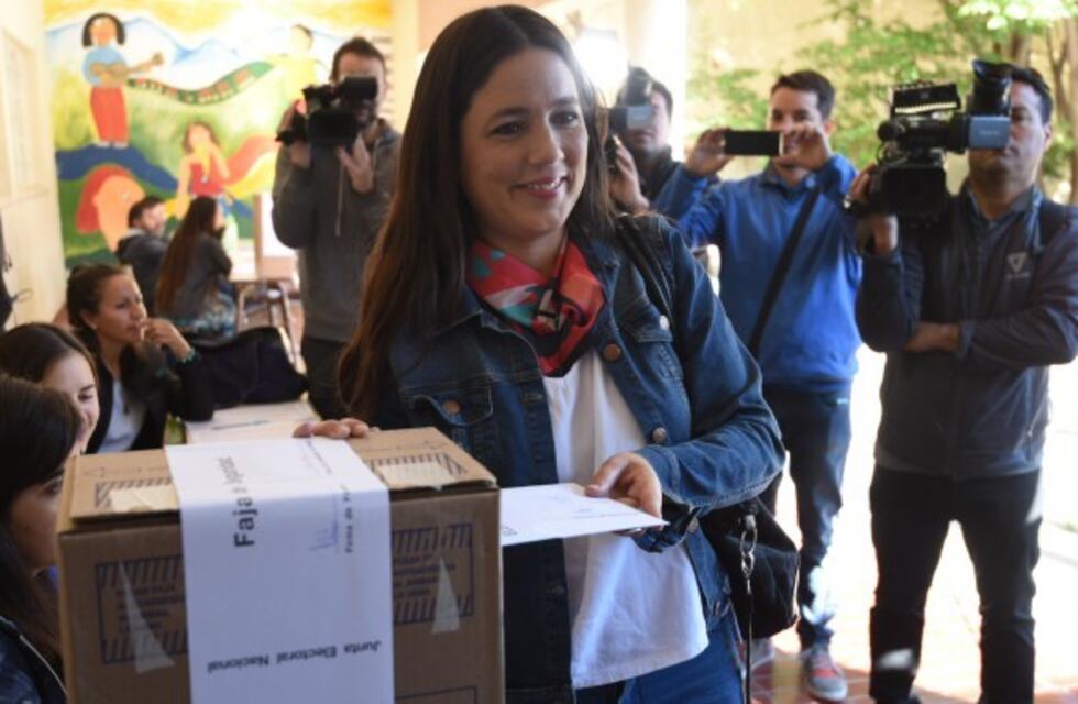 Noelia Barbeito votó y dijo: "hay que estar atentos"