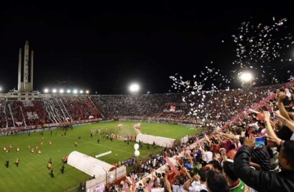 La hinchada de Huracán cantó contra Macri