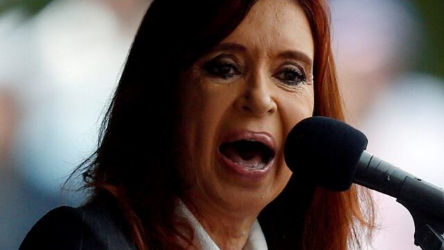 Former Argentine President Cristina Fernandez de Kirchner speaks during a rally outside a Justice building where she attended court to answer questions over a probe into the sale of U.S. dollar futures contracts at below-market rates by the central bank during her administration, in Buenos Aires, Argentina April 13, 2016. REUTERS/Marcos Brindicci buenos aires cristina fernandez ex presidenta a comodoro py causa dolar futuro militantes K vigilia apoyo a ex presidenta discurso a la salida de comodoro py