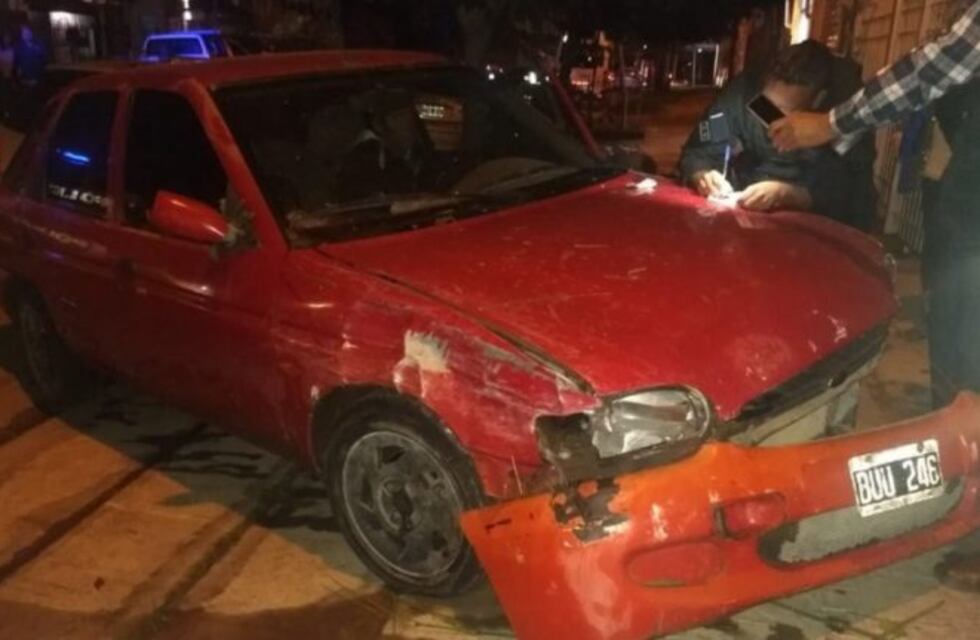 Conducía borracho y chocó contra dos autos y las rejas de una casa