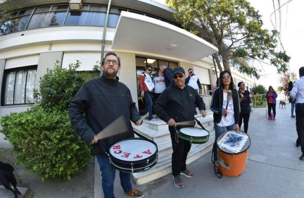 Hoy los gremios se movilizan en Rawson reclamando por pago