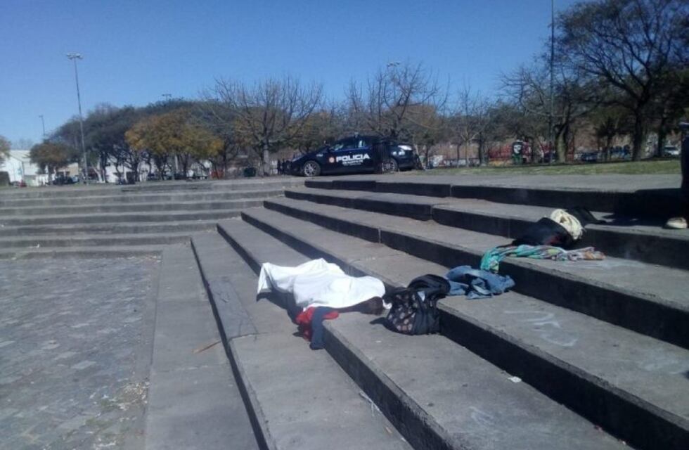 Buscan saber las causas de muerte de una mujer en situación de calle