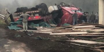 La policía investiga el motivo del vuelco del camión\u002E