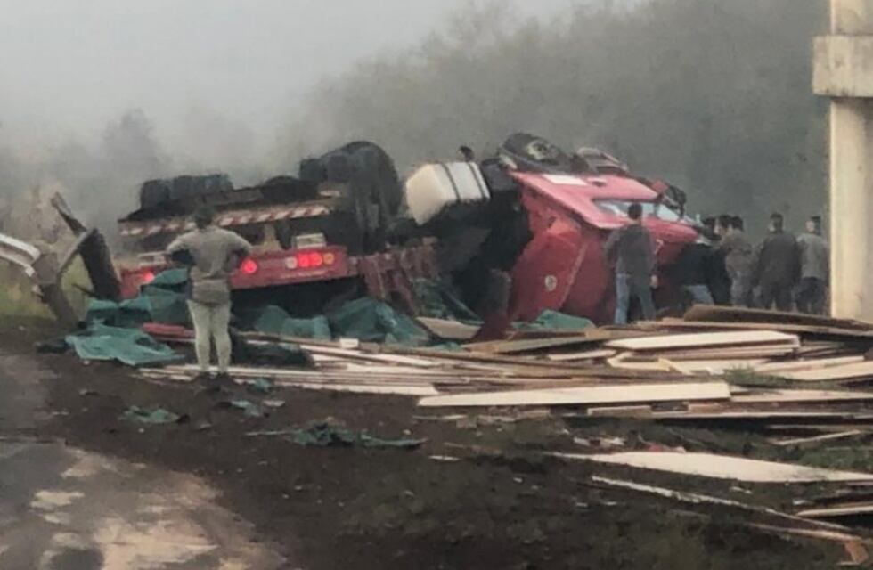 Un camión volcó sobre la ruta nacional 12 y su conductor está en grave estado