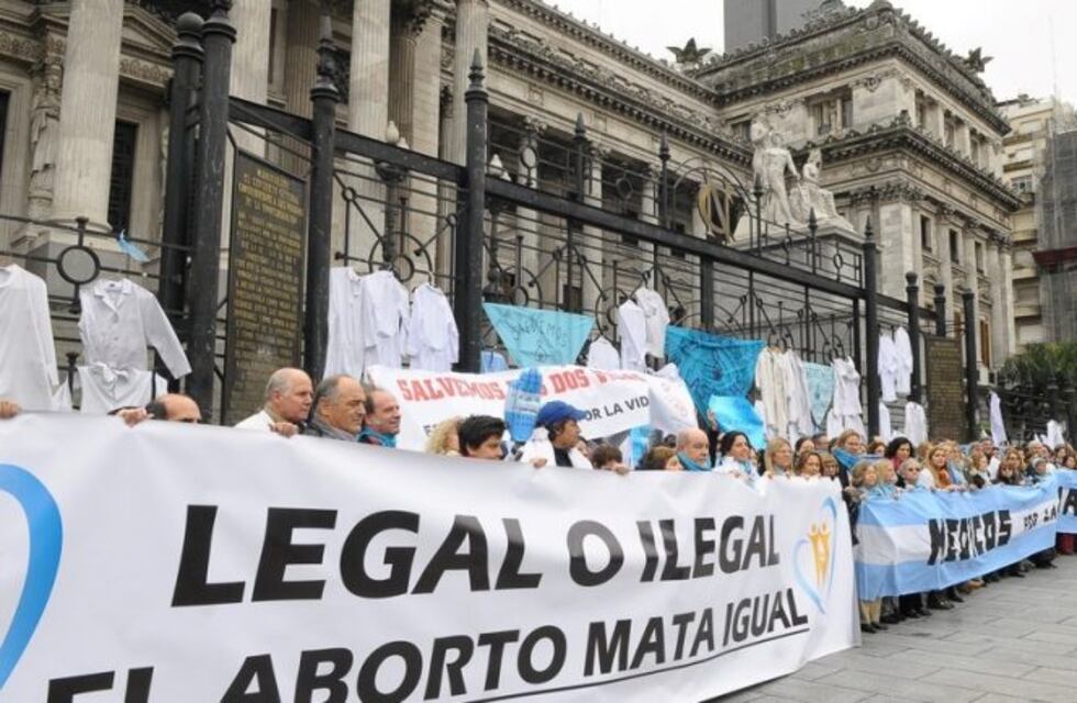 Médicos y enfermeros realizaron una protesta en contra del aborto