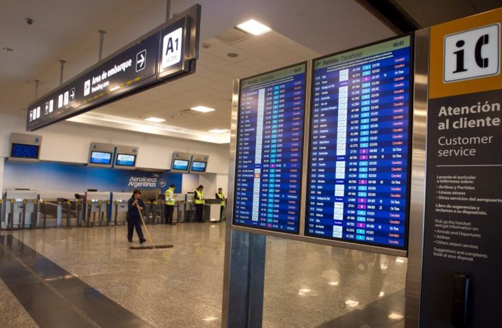 En medio del paro de aeronáuticos, los gremios advierten que habrá más protestas si no llegan a un acuerdo