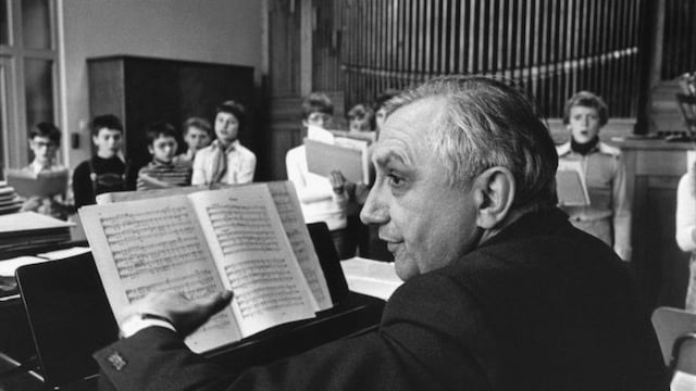 REGENSBURGO (ALEMANIA) 10/03/2010\u002E- Foto de archivo tomada el 11 de noviembre de 1989 del director de música Georg Ratzinger, hermano del papa Benedicto XVI, durante un ensayo del coro 'Regensburger Domspatzen' en Regensburgo (Alemania)\u002E Según varias informaciones y tras las acusaciones de malos tratos a menores registrados en un prestigioso coro que dirigió el hermano del Papa de 86 años de edad, el ex director de música de Regensburgo Georg Ratzinger se ha desmarcado de los acontecimientos y ha condenado de nuevo los malos tratos sufridos por algunos miembros del coro infantil catedralicio de Ratisbona a manos de varios religiosos y ha asegurado que desconocía esas prácticas\u002E EFE\r\n regensburgo alemania Georg Ratzinger hermano del papa benedicto XVI foto 1989 acusaciones de malos tratos a menores