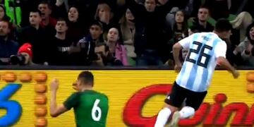 Pavón corre a festejar su desborde para el gol de Agüero, tras gran pase de Dybala\u002E