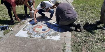 Recomponen la Cruz Chamana de la Plaza de la Memoria