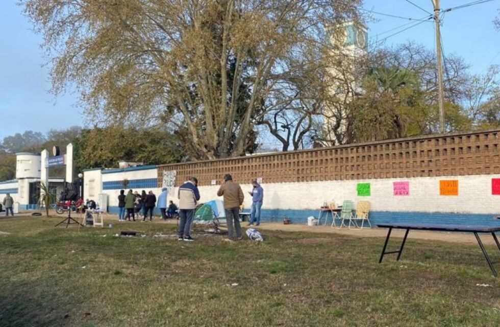 Continúa acampe policial frente a Jefatura y piden que los móviles no salgan