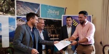 Autoridades entregaron un crédito a un emprendedor de Jujuy