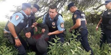 Así fue detenido el agresor de su expareja en VIlla María, luego de que la apuñalara en varias ocasiones en el local donde ella trabaja\u002E