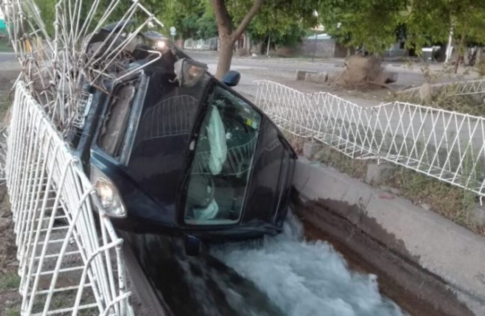 Un auto cayó a un canal en San Rafael y buscan al conductor