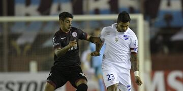 Uruguay's Nacional defender Diego Polenta (L) vies for the ball with Argentina's Lanus midfielder Roman Martinez during the Copa Libertadores 2017 group first leg football match at Lanus stadium in Lanus, Buenos Aires, Argentina, on March 9, 2017. / AFP P