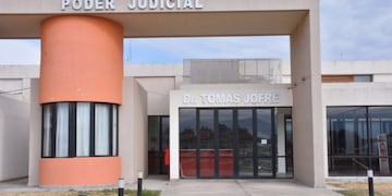 Juzgado de Santa Rosa\u002E Allí condujeron a Moro, ayer al mediodía\u002E La defensa pidió una prórroga\u002E Foto: Martín Gómez\u002E