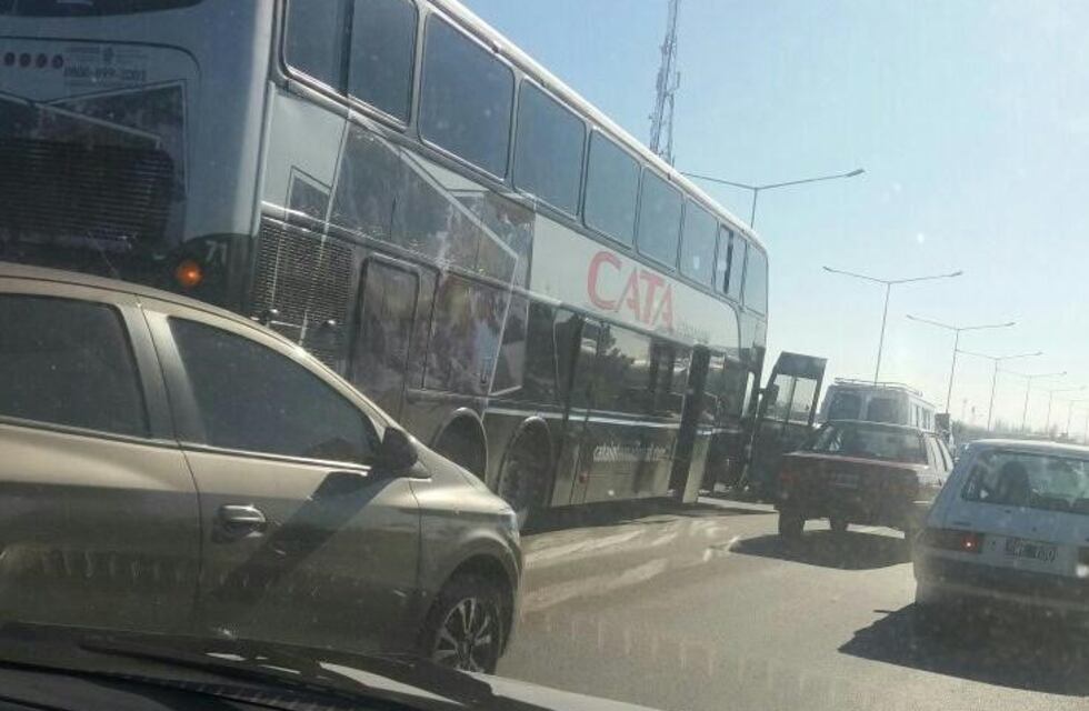 Fuerte choque en el Acceso Sur por un tanque de agua que voló desde una camioneta