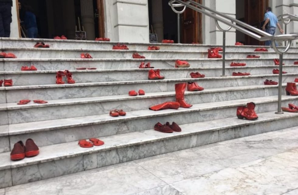 Intervienen con zapatos rojos las escaleras de la Suprema Corte por día contra violencia machista