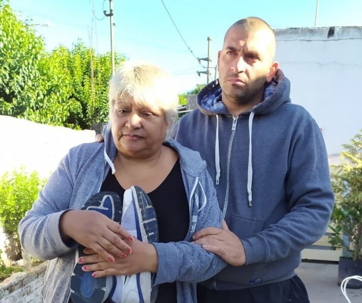Mónica Cabrera, la madre de Martín Sebastián Berton, aferrada a las zapatillas de su hijo asesinado en Villa Gobernador Gálvez\u002E (@somosnotrosario)