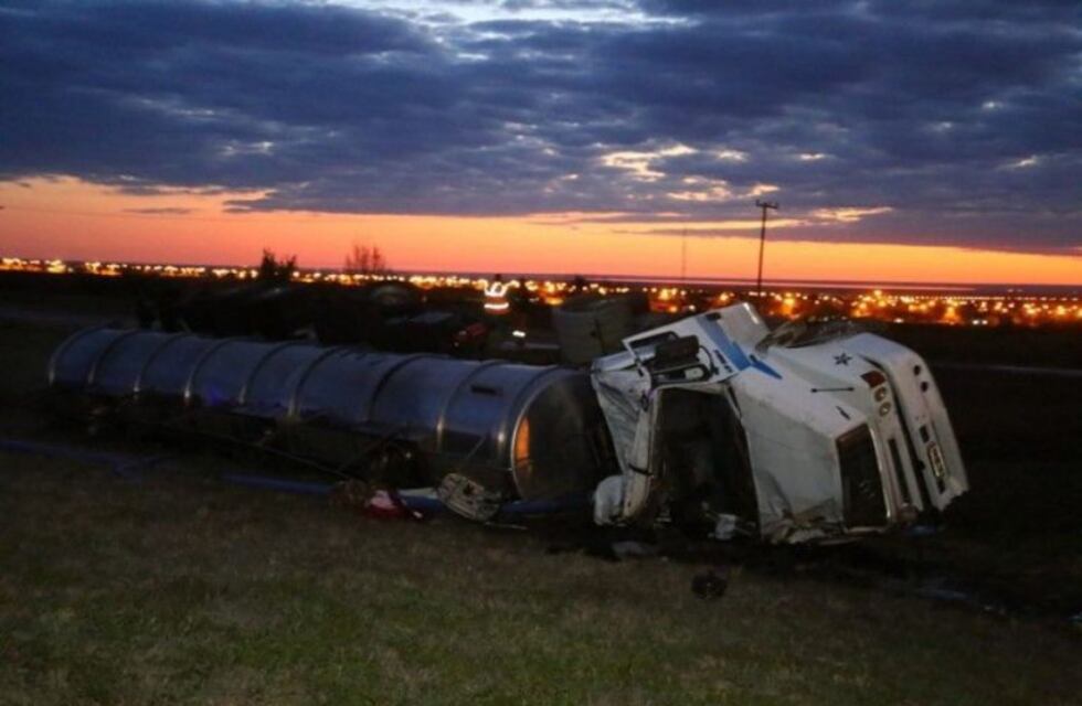 Camionero mendocino volcó y casi muere ahogado