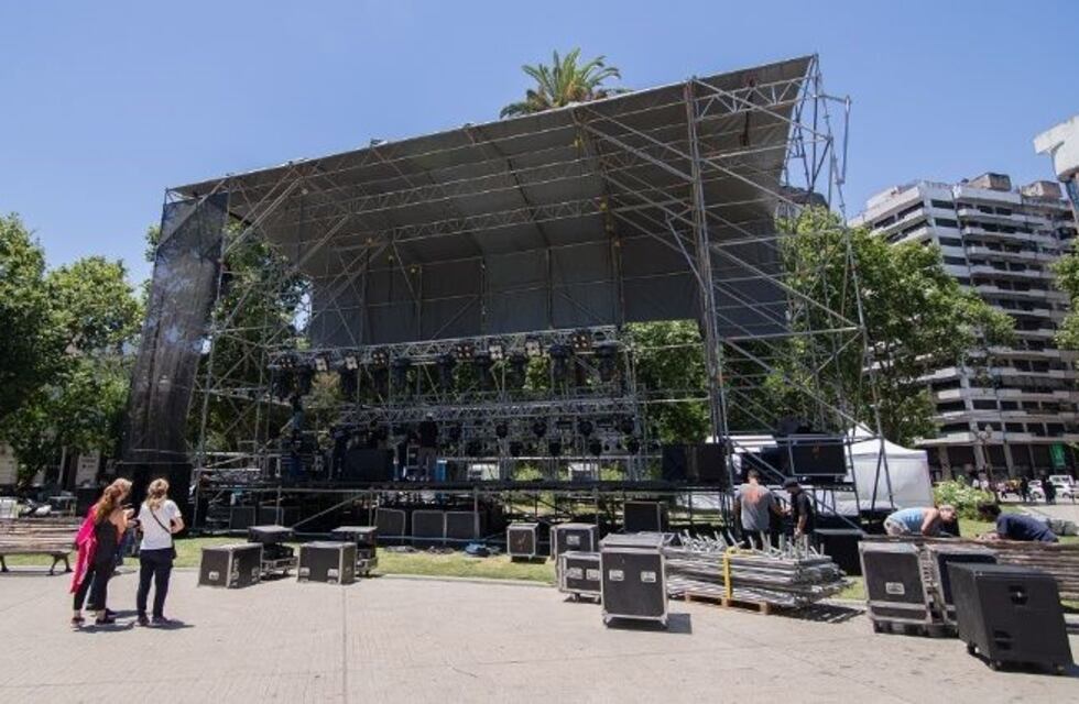 Sorpresa en la plaza San Martín por un imponente escenario para un show gratuito este jueves