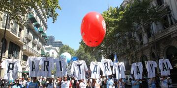 BS01\u002E BUENOS AIRES (ARGENTINA), 06/03/2019\u002E- Cientos de docentes de todo el país protestan ante la falta de acuerdo salarial con el Gobierno este miércoles, en Buenos Aires (Argentina)\u002E Docentes de Argentina comenzaron este miércoles un paro nacional de 72 horas para reivindicar mejoras en sus salarios, el mismo día en que estaba prevista la reanudación de las clases tras el periodo estival austral, informaron a Efe fuentes sindicales\u002E EFE/ Aitor Pereira\r\n\r\n ciudad de buenos aires  paro nacional docente marcha docentes conflicto paritarias docentes