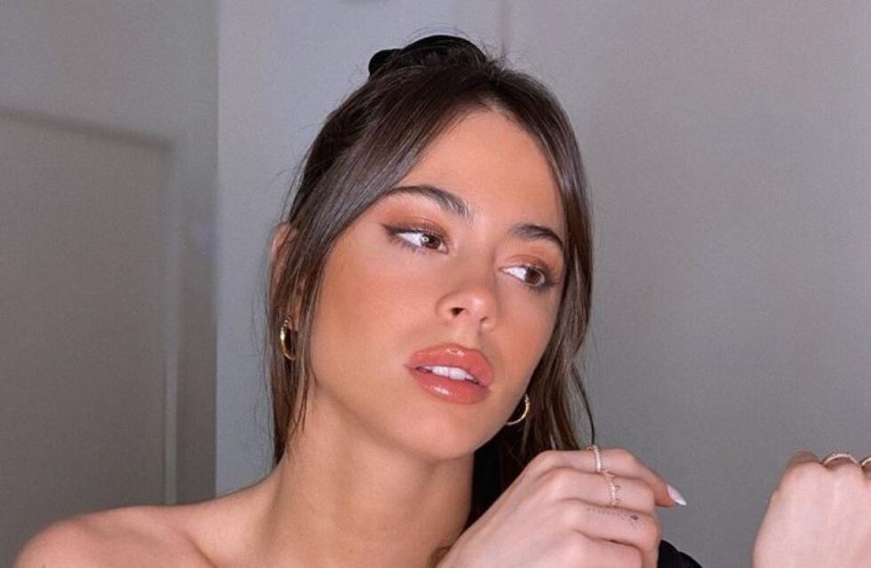 Tini Stoessel impactó con su outfit: se sumó a la moda de la "bombacha expuesta"