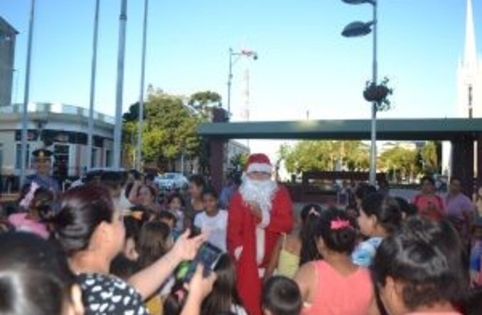 Policías de Oberá acompañaron a Papá Noel en su visita a los niños