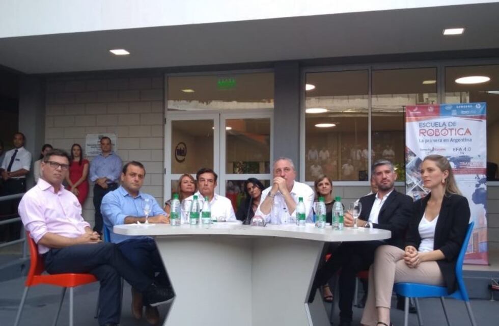 Passalacqua y Rovira en el inicio del ciclo en la Escuela de Robótica