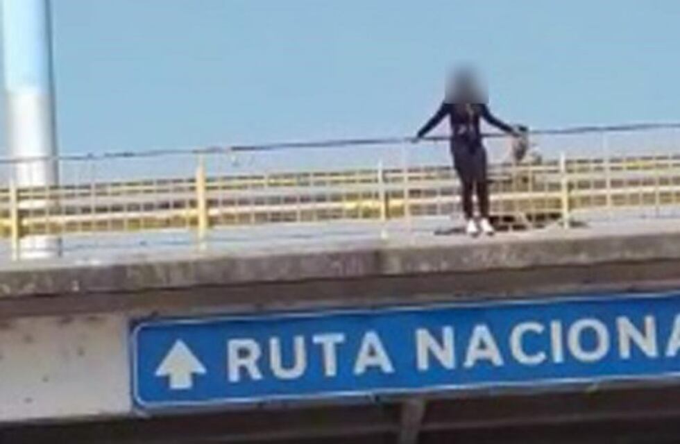 Una joven que sufre bullying intentó tirarse de un puente