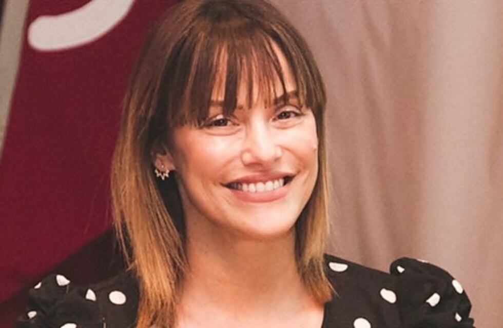 El topless de Connie Ansaldi, apenas tapada por botellas: "La barra la manejo yo"