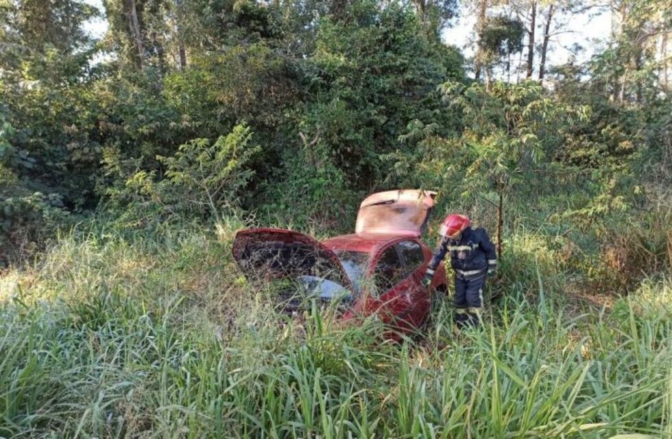 Despistó y su auto terminó volcado en una zona de malezas