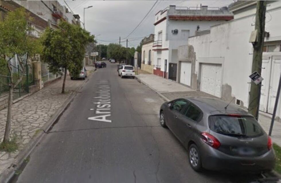 Castelar: vecinos echaron a una familia que había tomado una casa y al escapar se olvidaron a la abuela