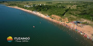Uno de los paradores más concurridos entre el río Paraná, aquí Lago de Yacyretá, la arena de la playa y la vegetación de la zona\u002E (Tur\u002E Ituzaingó)