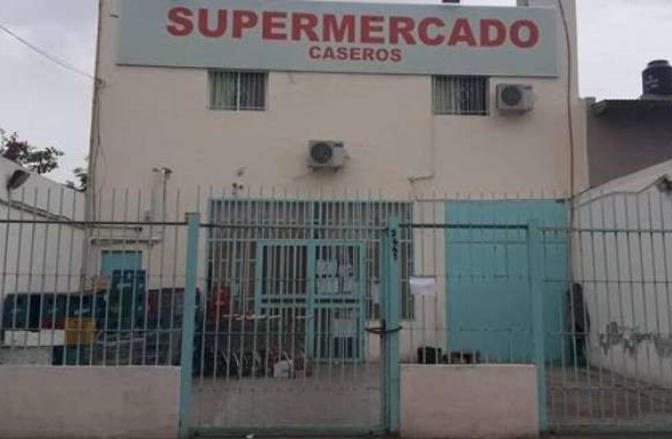 Bahía Blanca: la reja de un supermercado cayó y mató a una niña de cuatro años