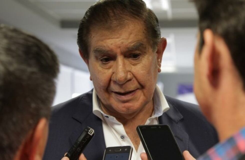 Un senador neuquino presentó un proyecto para derogar el DNU que congela el precio de las naftas