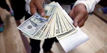 El dólar abrió con una suba y cotiza a 21 pesos en el Banco Nación\u002E