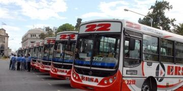 Cinco líneas de colectivos urbanos de Paraná cambian su recorrido por destrozos en las calles