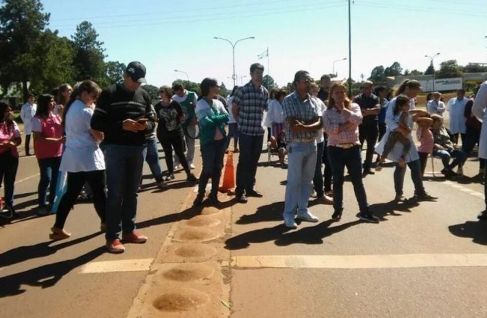 Docentes autoconvocados cortaron un acceso a Alem