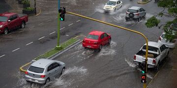 Calles anegadas por el temporal en Tucumán\u002E