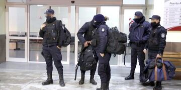 Policías en la terminal de San Rafael