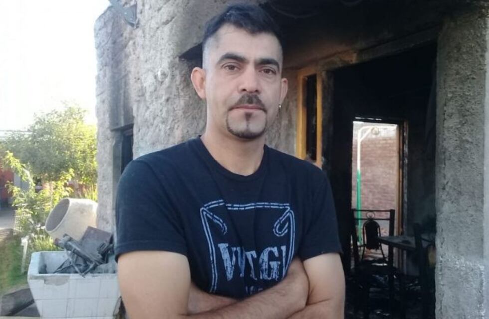 Es papá de tres chicos, está desempleado y perdió todo en un incendio