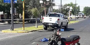 Las víctimas que se trasladaban en una moto, fallecieron tras el impacto\u002E Foto: Jorge Castro\u002E