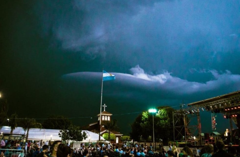 El increíble submarino que se dibujó en el cielo de Monte Cristo